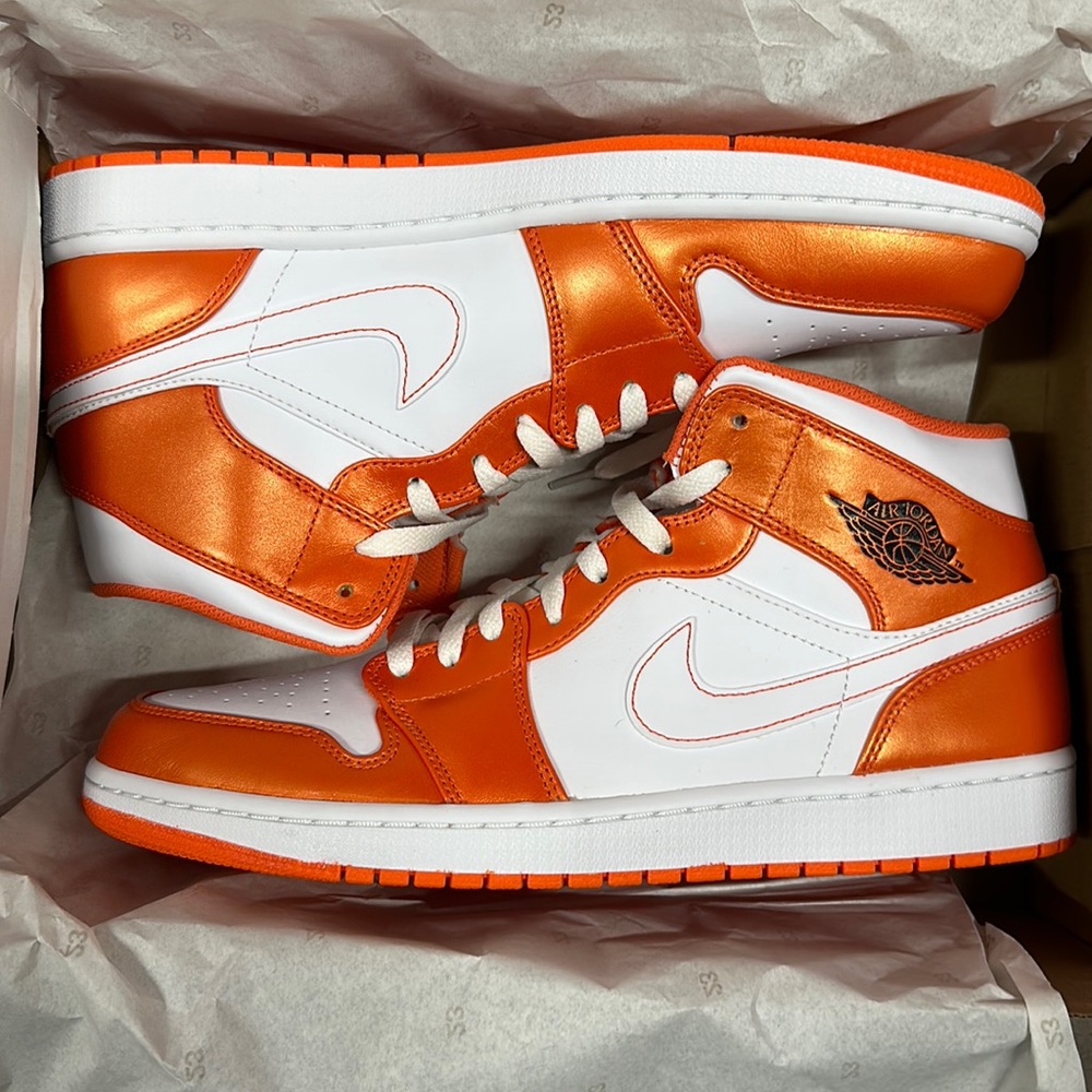 Air Jordan 1 Mid SE Electric orange/black-white